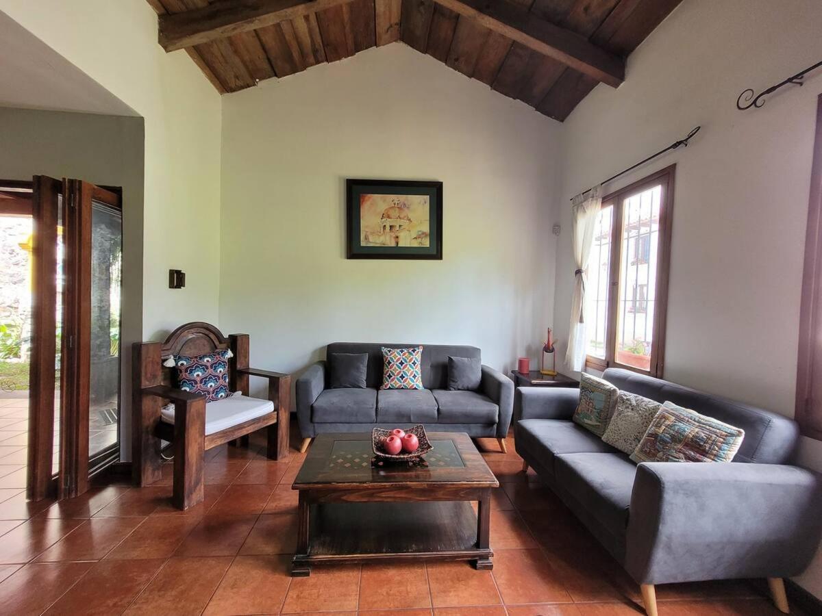 Amplia Casa Antigua Guatemala Con Pergola Y Jardinヴィラ エクステリア 写真