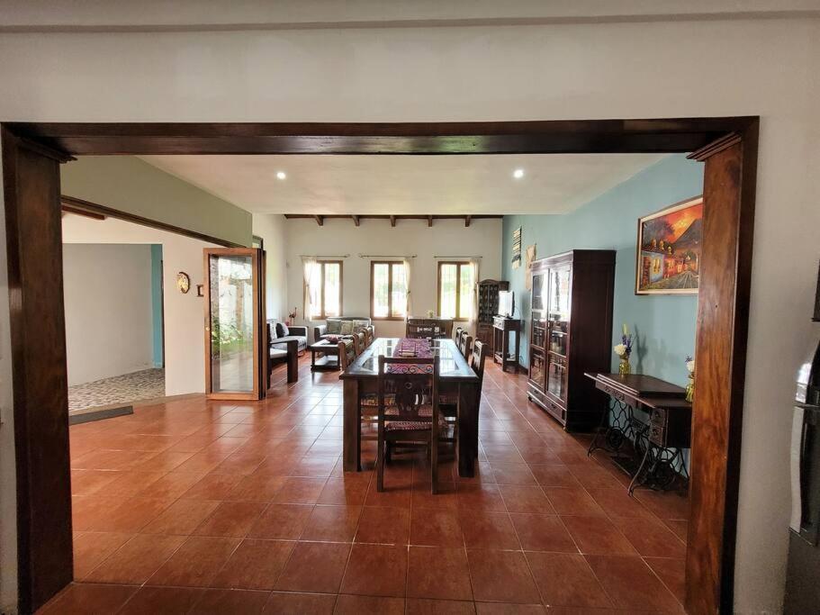Amplia Casa Antigua Guatemala Con Pergola Y Jardinヴィラ エクステリア 写真
