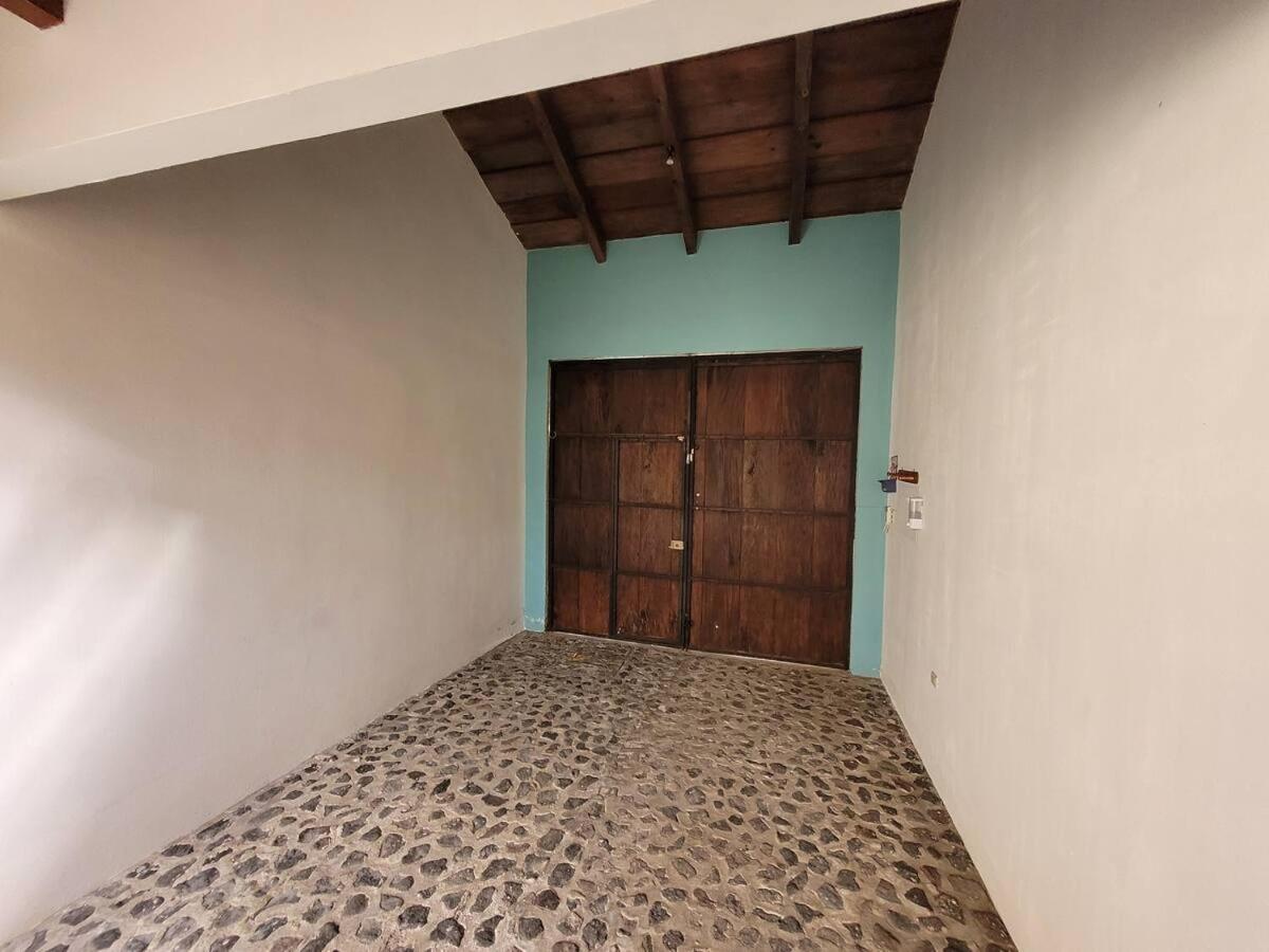 Amplia Casa Antigua Guatemala Con Pergola Y Jardinヴィラ エクステリア 写真