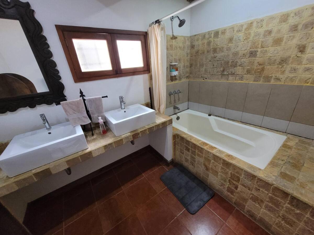 Amplia Casa Antigua Guatemala Con Pergola Y Jardinヴィラ エクステリア 写真