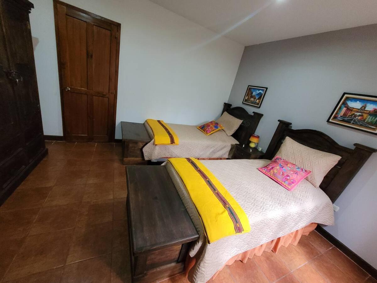 Amplia Casa Antigua Guatemala Con Pergola Y Jardinヴィラ エクステリア 写真
