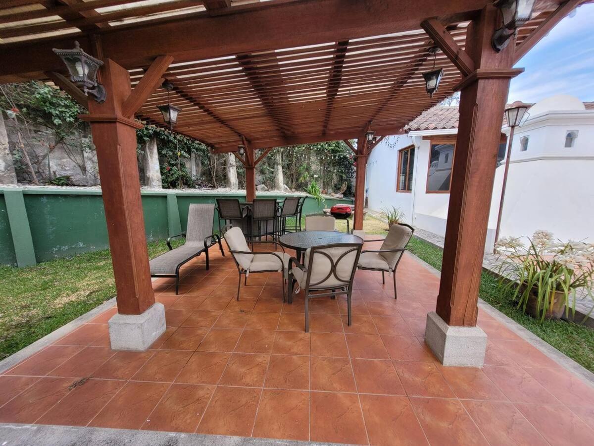 Amplia Casa Antigua Guatemala Con Pergola Y Jardinヴィラ エクステリア 写真